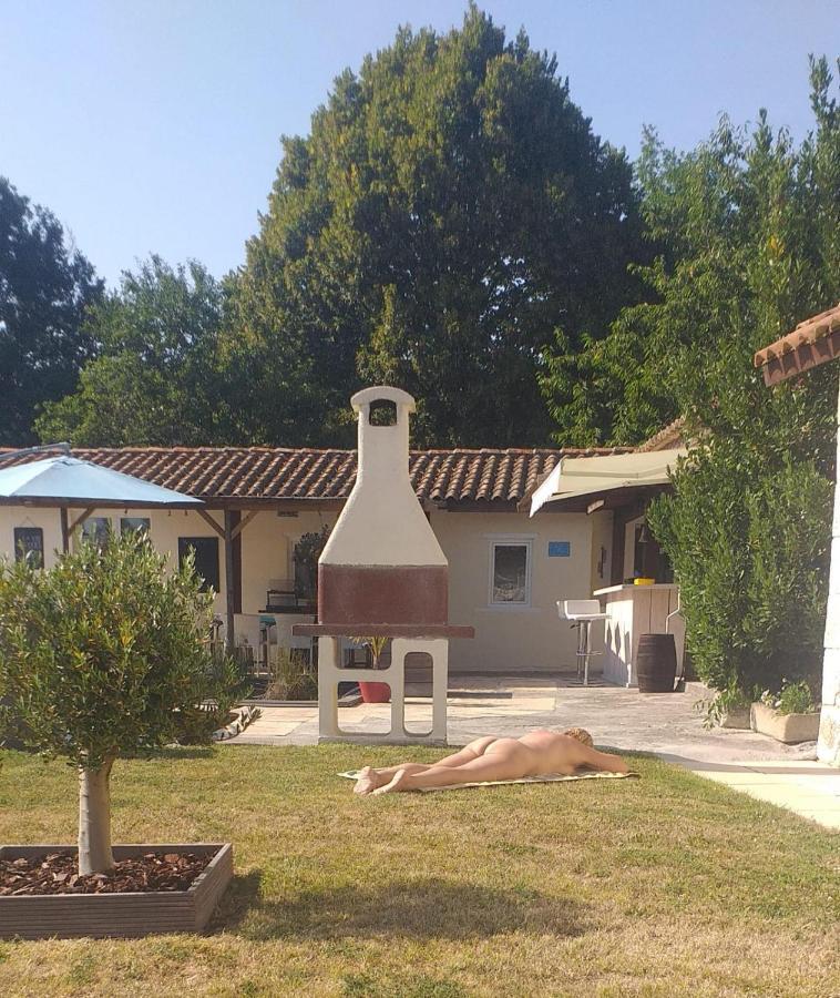 Chambre D'Hotes Naturiste Le Jardin Des Hirondelles Blanzaguet-Saint-Cybard Exterior photo