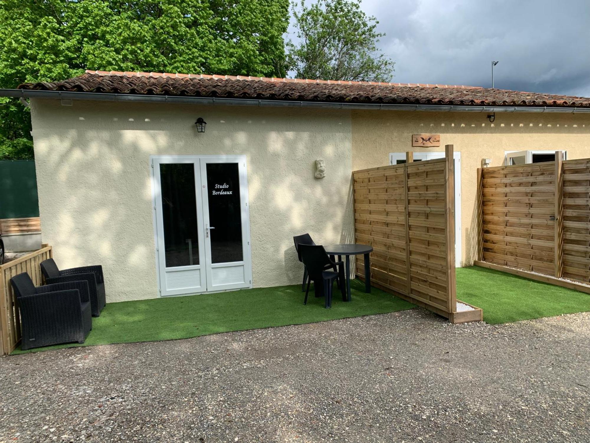 Chambre D'Hotes Naturiste Le Jardin Des Hirondelles Blanzaguet-Saint-Cybard Exterior photo